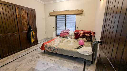 FOR SALE 40x90 Renovated Triple Storey 9 Beds E_11/2