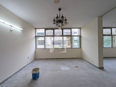A Flat Of 10 Marla Available For Rent