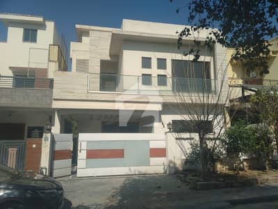 ڈی ایچ اے فیز 2 - سیکٹر ای ڈی ایچ اے ڈیفینس فیز 2,ڈی ایچ اے ڈیفینس,اسلام آباد میں 5 کمروں کا 10 مرلہ مکان 2.15 لاکھ میں کرایہ پر دستیاب ہے۔