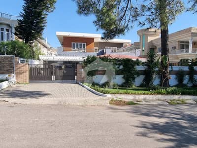 House For Sale In F-10/3 Measuring Area 800 Square Yards