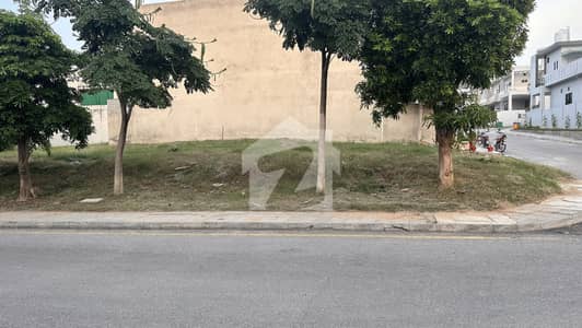 Commending Height 10 Marla Boulevard Corner Plot For Sale