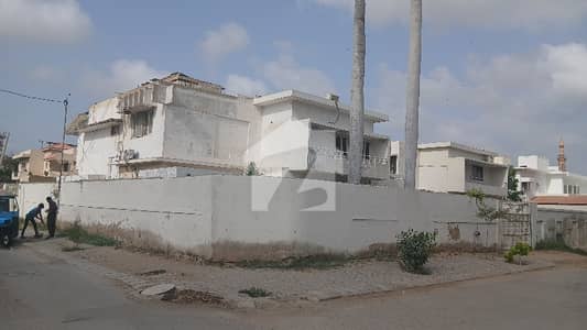 Prime Location 1000 Square Yards House In Central DHA Phase 1 For sale