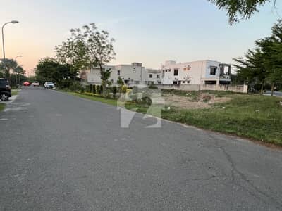 ڈی ایچ اے فیز 8 - بلاک ٹی فیز 8,ڈیفنس (ڈی ایچ اے),لاہور میں 1 کنال رہائشی پلاٹ 5.6 کروڑ میں برائے فروخت۔