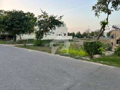 ڈی ایچ اے فیز 6 - بلاک ایف فیز 6,ڈیفنس (ڈی ایچ اے),لاہور میں 1 کنال رہائشی پلاٹ 4.5 کروڑ میں برائے فروخت۔
