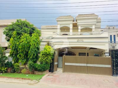 جوہر ٹاؤن لاہور میں 6 کمروں کا 1 کنال مکان 8.25 کروڑ میں برائے فروخت۔