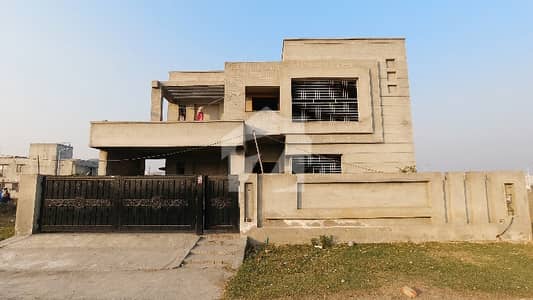 BANKERS AVENUE 1 KANAL GREY STRUCTURE 6 BEDS HOUSE FOR SALE BANKERS AVENUE 1 KANAL GREY STRUCTURE 6 BEDS HOUSE FOR SALE