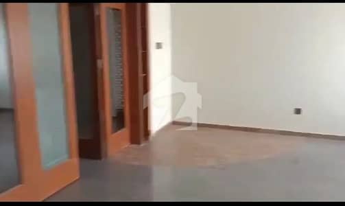 طارق روڈ کراچی میں 1 کنال Studio پینٹ ہاؤس 13.5 کروڑ میں برائے فروخت۔