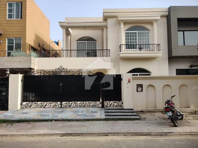 بحریہ ٹاؤن سیکٹر سی بحریہ ٹاؤن,لاہور میں 5 کمروں کا 8 مرلہ مکان 2.7 کروڑ میں برائے فروخت۔
