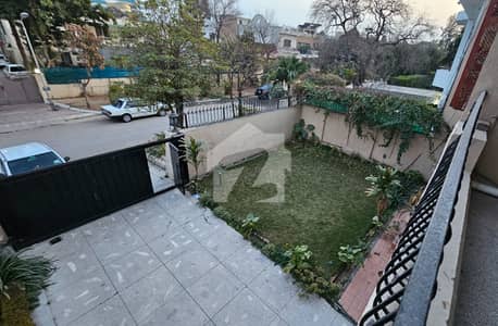 ایف ۔ 8 اسلام آباد میں 5 کمروں کا 1 کنال مکان 24.5 کروڑ میں برائے فروخت۔