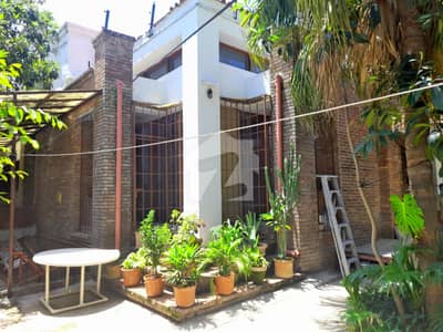 ایف ۔ 7 اسلام آباد میں 7 کمروں کا 8 کنال مکان 16.5 ارب میں برائے فروخت۔