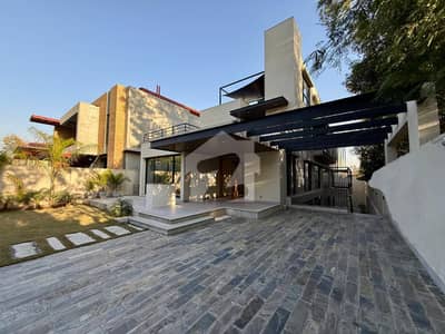 Ultra-Modern Luxurious House with Swimming Pool