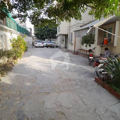 1000 Yard Old Maintained Bungalow West Open 3 Side Near Tariq Road