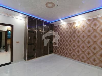ایل ڈی اے ایوینیو لاہور میں 5 کمروں کا 10 مرلہ مکان 3.3 کروڑ میں برائے فروخت۔
