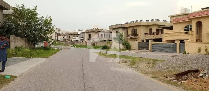 30*60 Double Storey Original Grey Structure 3 Bedrooms. With Attach Bathrooms 4/ PHA Officer Residencia All Sizes Grey Structure And Fully Furnished House Available