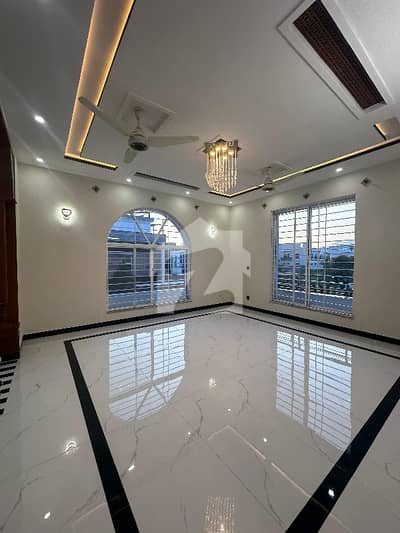 ٹاپ سٹی 1 اسلام آباد میں 6 کمروں کا 1 کنال مکان 5.5 کروڑ میں برائے فروخت۔