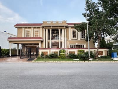 Experience Luxury Living In This Stunning 1 Kanal House For Sale