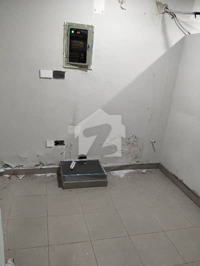 کوہِ نور سٹی فیصل آباد میں 6 مرلہ دفتر 1.35 لاکھ میں کرایہ پر دستیاب ہے۔
