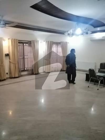 E11 Main Road Corner House Triple Story 11 Beds With Attached Bath 3 d/d