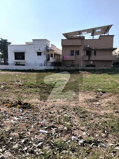 OUT CLASS LOCATION ONE KANAL PLOT AVAILABLE FOR SALE