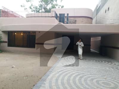 گارڈن ٹاؤن لاہور میں 11 کمروں کا 2 کنال مکان 10.0 لاکھ میں کرایہ پر دستیاب ہے۔