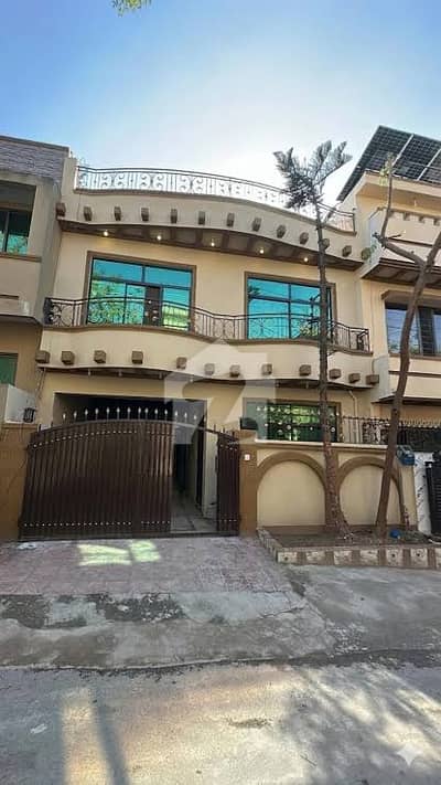 E11 3Story house size=4090 9Bedroom 9bathroom  Livebal house marbal flooring 3 unit house  3 kitchen,
