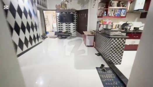 سکیم 33 کراچی میں 4 کمروں کا 10 مرلہ فلیٹ 1.2 کروڑ میں برائے فروخت۔