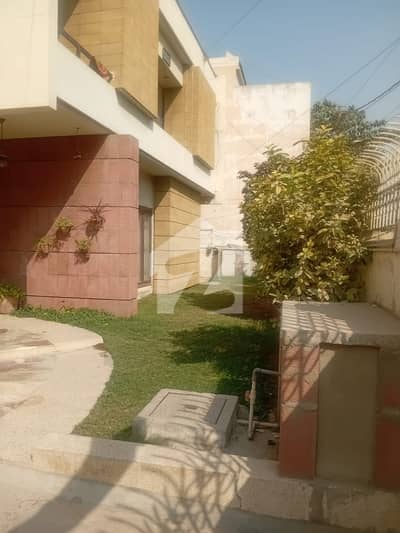 گلشنِ اقبال گلشنِ اقبال ٹاؤن,کراچی میں 7 کمروں کا 1 کنال مکان 11.5 کروڑ میں برائے فروخت۔