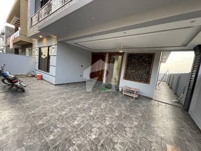 Bahria Town Phase 8 10 Marla House Available For Rant Bahria Town Phase 8 10 Marla House Available For Rant