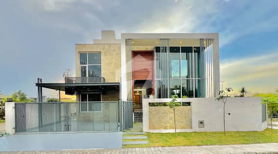 Luxurious 1 Kanal pool House For Sale
