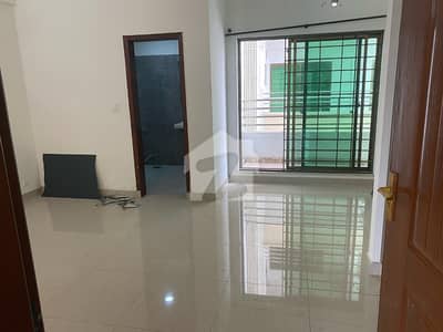 10 MARLA 3 BEDROOMS APARTMENT AVAILABLE FOR RENT