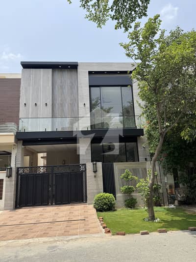 ڈی ایچ اے 9 ٹاؤن ڈیفنس (ڈی ایچ اے),لاہور میں 3 کمروں کا 5 مرلہ مکان 2.5 کروڑ میں برائے فروخت۔