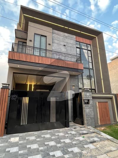 Avail Yourself A Great Facing Park 5 Marla House In Model Town