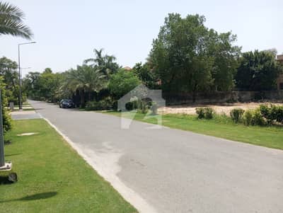 2-KANAL TOP PRIME LOCATION PLOT IN U BLOCK, SINGLE OWNER PLOT, NEAR TO PARK AND MAIN ROAD. DIRECT MEETING WITH PLOT OWNER.