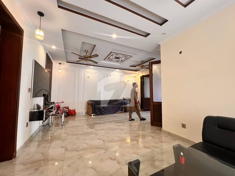 10 Marla Luxry House Full Basement 10 Marla Luxry House Full Basement