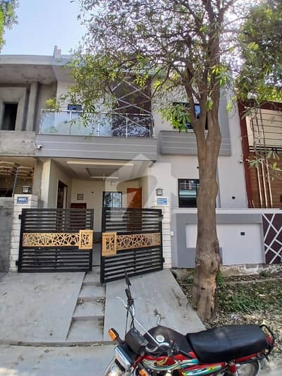 واپڈا سٹی فیصل آباد میں 5 کمروں کا 5 مرلہ مکان 2.05 کروڑ میں برائے فروخت۔
