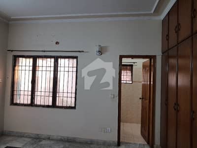 ڈی ایچ اے فیز 4 ڈیفنس (ڈی ایچ اے),لاہور میں 3 کمروں کا 1 کنال بالائی پورشن 1.05 لاکھ میں کرایہ پر دستیاب ہے۔