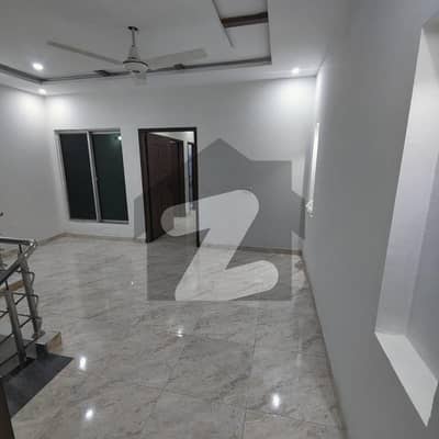 فارمانئیٹس ہاؤسنگ سکیم لاہور میں 3 کمروں کا 5 مرلہ مکان 80.0 ہزار میں کرایہ پر دستیاب ہے۔