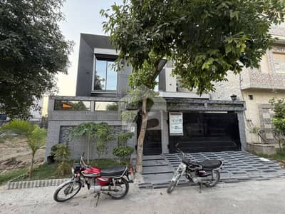 الحفیظ گارڈن - فیز 2 مین کینال بینک روڈ,لاہور میں 5 کمروں کا 10 مرلہ مکان 5.65 کروڑ میں برائے فروخت۔ الحفیظ گارڈن - فیز 2 مین کینال بینک روڈ,لاہور میں 5 کمروں کا 10 مرلہ مکان 5.65 کروڑ میں برائے فروخت۔