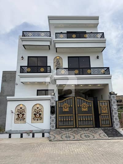 سٹی ولاز وزیر آباد روڈ,سیالکوٹ میں 5 کمروں کا 6 مرلہ مکان 3.9 کروڑ میں برائے فروخت۔