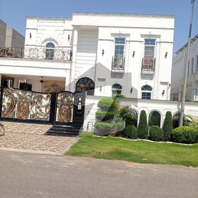 ڈی ایچ اے فیز 8 ڈیفنس (ڈی ایچ اے),لاہور میں 5 کمروں کا 1 کنال مکان 10.0 کروڑ میں برائے فروخت۔