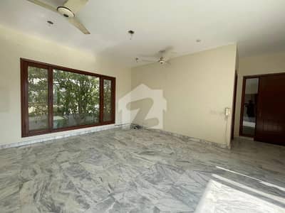 1000 Square Yards Bungalow In Clifton - Block 5 For Rent At Good Location
