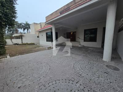 2 kanal 14 Marla old house commercial ideal apartment office building