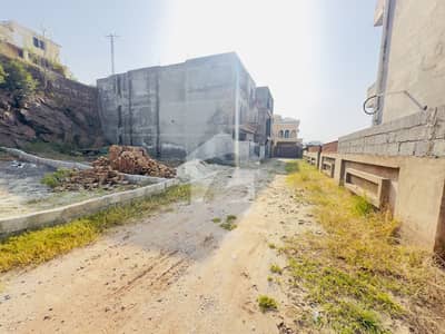 بنی گالہ اسلام آباد میں 10 مرلہ رہائشی پلاٹ 1.2 کروڑ میں برائے فروخت۔
