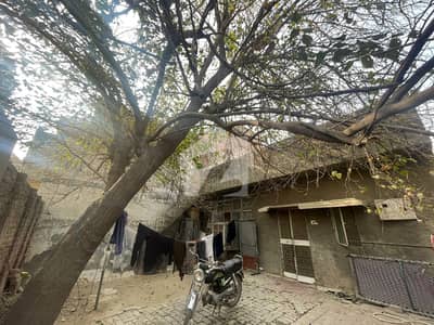 Convenience in Budget 10.8 marla Single story old house for sale