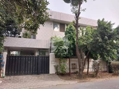 SYED BROTHERS PROUDLY OFFERS 1-Kanal Elegant And Fully Maintained Old Bungalow Is Available In The Best Block Of DHA Lahore