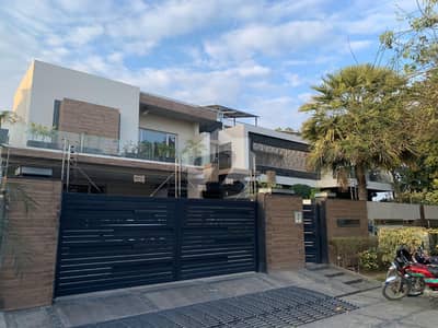 2 KANAL SLIGHTLY USED ONLY 5 YEAR USED WELL MAINTAINED BUNGALOW FOR SALE WITH 6 BEDROOMS AND 3 SERVANT QUARTER IN PHASE 3 BLOCK Y DHA LAHORE.