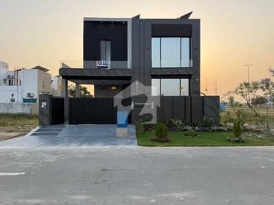 ڈی ایچ اے فیز 7 - بلاک یو فیز 7,ڈیفنس (ڈی ایچ اے),لاہور میں 4 کمروں کا 10 مرلہ مکان 5.25 کروڑ میں برائے فروخت۔