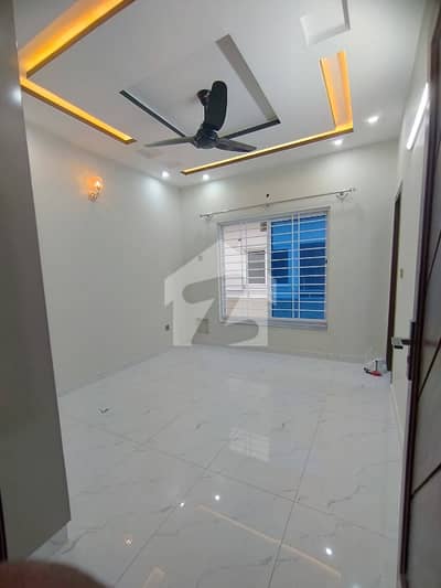 Beautiful 3 Bed UPPER PORTION With All Facilities