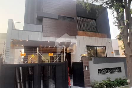 واپڈا سٹی فیصل آباد میں 5 کمروں کا 10 مرلہ مکان 3.9 کروڑ میں برائے فروخت۔