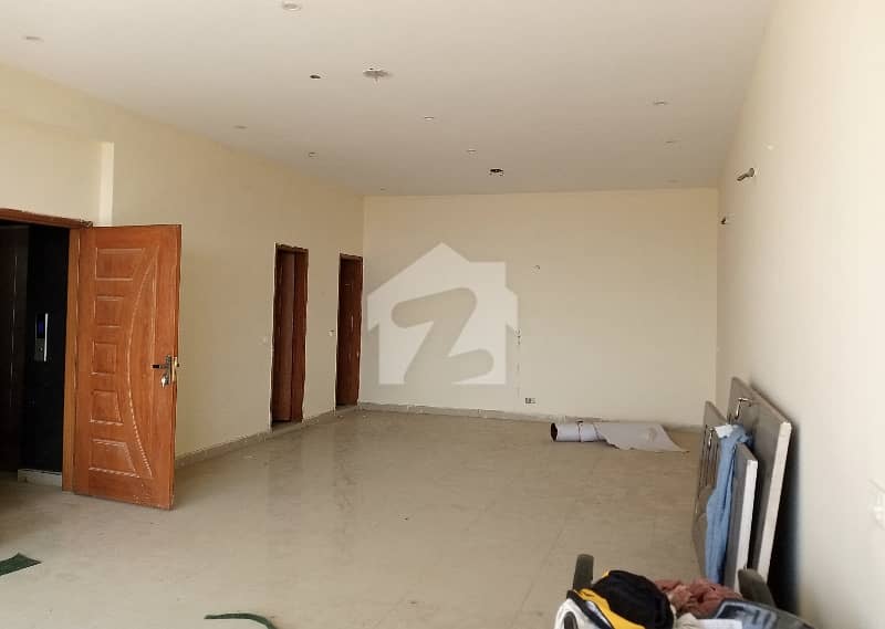 04 MARLA COMMERCIAL FLOOR WITH LIFT AVAILABLE 04 MARLA COMMERCIAL FLOOR WITH LIFT AVAILABLE